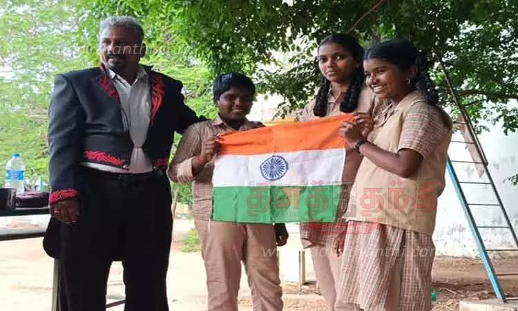 அரசு பள்ளியில் மேஜிக் நிகழ்ச்சி அரசு பள்ளியில் மேஜிக் நிகழ்ச்சி