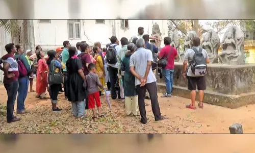 சிறப்பு அனுமதி வழங்கப்பட்டதையடுத்து மாமல்லபுரம் சப்த கன்னியர் சிலைகள் புராதன இடத்தை பார்க்க குவியும் சுற்றுலா பயணிகள் சிறப்பு அனுமதி வழங்கப்பட்டதையடுத்து மாமல்லபுரம் சப்த கன்னியர் சிலைகள் புராதன இடத்தை பார்க்க குவியும் சுற்றுலா பயணிகள்