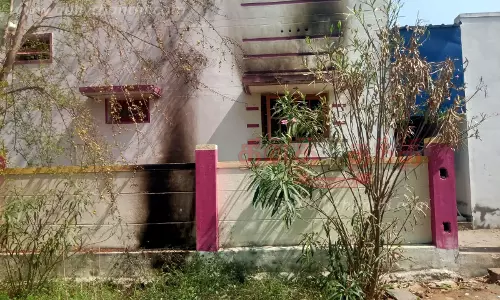 ஜேடர்பாளையம் அருகேமுன்னாள் ஊராட்சி மன்ற தலைவி வீட்டில் மண்எண்ணெய் குண்டு வீச்சுபோலீசார் விசாரணை ஜேடர்பாளையம் அருகேமுன்னாள் ஊராட்சி மன்ற தலைவி வீட்டில் மண்எண்ணெய் குண்டு வீச்சுபோலீசார் விசாரணை