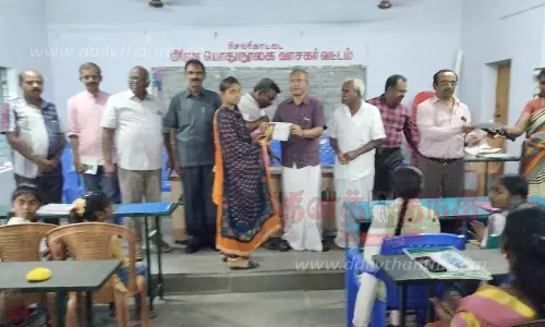 மாணவர்களுக்கு பரிசு மாணவர்களுக்கு பரிசு