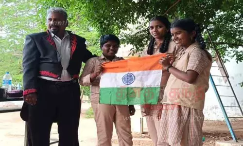 அரசு பள்ளியில் மேஜிக் நிகழ்ச்சி