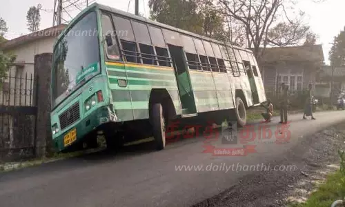 சாலை பக்கவாட்டில் அரசு பஸ் இறங்கியதால் பரபரப்பு