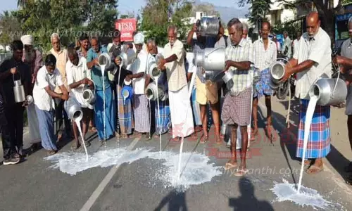 பாலை தரையில் கொட்டி உற்பத்தியாளர்கள் ஆர்ப்பாட்டம்