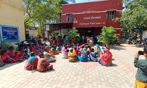 தொழிலாளி மீது பொய் வழக்கு போட்டதாக கூறி சின்னமனூர் போலீஸ் நிலையம் முன் பொதுமக்கள் தர்ணா தொழிலாளி மீது பொய் வழக்கு போட்டதாக கூறி சின்னமனூர் போலீஸ் நிலையம் முன் பொதுமக்கள் தர்ணா