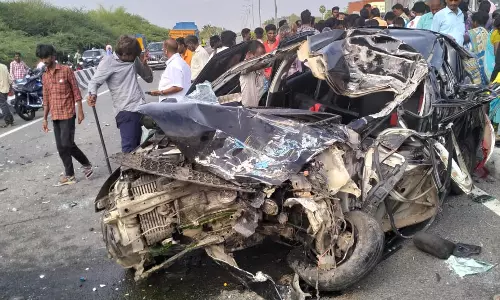 லாரியின் பின்னால் கார் மோதி கல்லூரி மாணவர் பலி