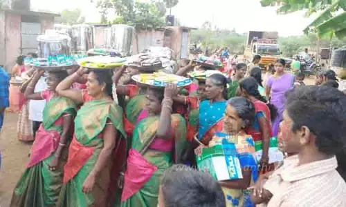 அரசு பள்ளிக்கு கல்விச்சீர் அரசு பள்ளிக்கு கல்விச்சீர்