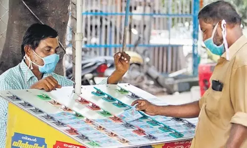 சுமை தூக்கும் தொழிலாளியை தேடி வந்த அதிர்ஷ்டம்:  கடனுக்கு வாங்கிய லாட்டரிக்கு ரூ.75 லட்சம் பரிசு