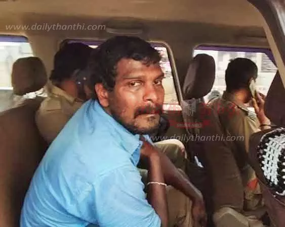 கோர்ட்டில் ஆஜராக வந்த பெண் மீது ஆசிட் வீச்சு கோர்ட்டில் ஆஜராக வந்த பெண் மீது ஆசிட் வீச்சு