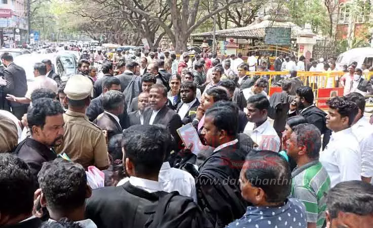 கோர்ட்டில் ஆஜராக வந்த பெண் மீது ஆசிட் வீச்சு கோர்ட்டில் ஆஜராக வந்த பெண் மீது ஆசிட் வீச்சு