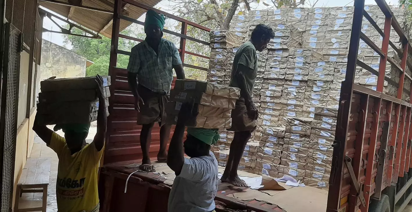 நாமக்கல்லுக்கு 9-ம் வகுப்பு தமிழ் பாடப்புத்தகம் வந்தது நாமக்கல்லுக்கு 9-ம் வகுப்பு தமிழ் பாடப்புத்தகம் வந்தது