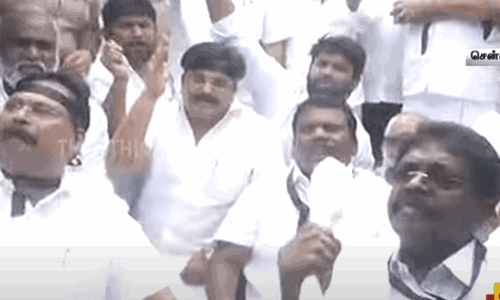 ராகுல் காந்தி குற்றவாளி என தீர்ப்பு எதிரொலி: கருப்பு பேட்ச் அணிந்து போராட்டத்தில் குதித்த காங்கிரஸ் எம்எல்ஏ-க்கள்