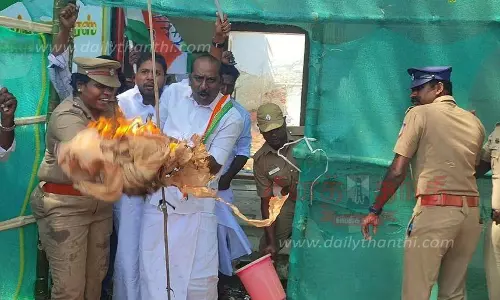 நாகையில், மோடியின் உருவப்பொம்மை எரிப்பு