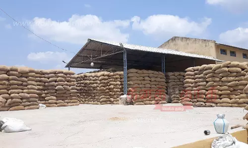 நெல் கொள்முதல் நிலையங்களில் தேங்கி கிடக்கும் நெல் மூட்டைகள்
