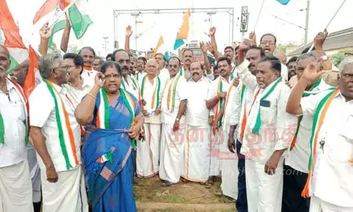 காங்கிரஸ் கட்சியினர் ரெயில், சாலை மறியல்