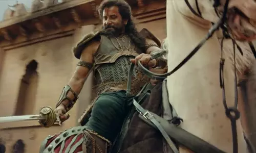 இளவரசர் ஆதித்த கரிகாலனாக விக்ரம் மாறியது எப்படி? - பொன்னியின் செல்வன் படக்குழு வெளியிட்ட வீடியோ இளவரசர் ஆதித்த கரிகாலனாக விக்ரம் மாறியது எப்படி? - பொன்னியின் செல்வன் படக்குழு வெளியிட்ட வீடியோ