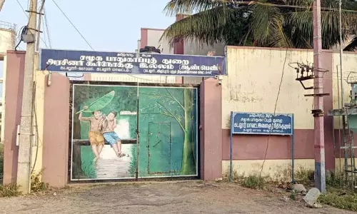 கடலூரில் பரபரப்பு சீர்திருத்த பள்ளியில் இருந்து 6 சிறுவர்கள் தப்பி ஓட்டம் 2 பேரை போலீசார் மடக்கி பிடித்தனர் கடலூரில் பரபரப்பு சீர்திருத்த பள்ளியில் இருந்து 6 சிறுவர்கள் தப்பி ஓட்டம் 2 பேரை போலீசார் மடக்கி பிடித்தனர்