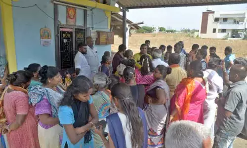 கோவிலை அகற்றுவதற்கு எதிர்ப்பு தெரிவித்து பொதுமக்கள் போராட்டம்