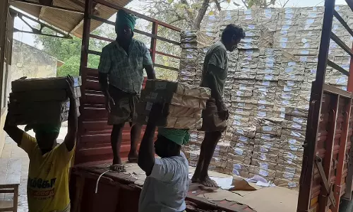 நாமக்கல்லுக்கு 9-ம் வகுப்பு தமிழ் பாடப்புத்தகம் வந்தது