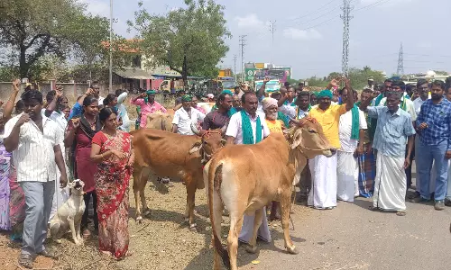 சிப்காட் அமைக்க எதிர்ப்பு தெரிவித்து அரசு அலுவலகத்தில் கால்நடைகளை ஒப்படைக்கும் போராட்டம்
