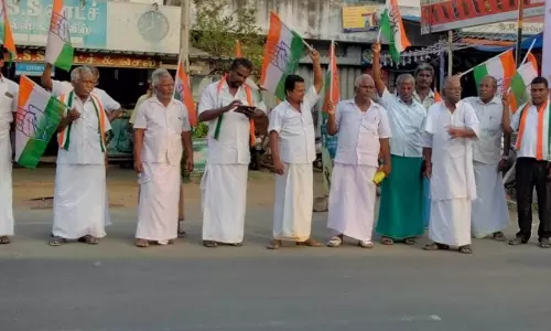 வெண்ணந்தூர், பரமத்திவேலூரில் காங்கிரசார் திடீர் ஆர்ப்பாட்டம்