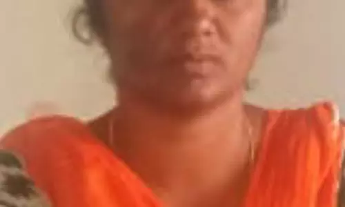 கந்தம்பாளையம் அருகே கிராம நிர்வாக பெண் அலுவலர் தற்கொலை-உதவி கலெக்டர் விசாரணை