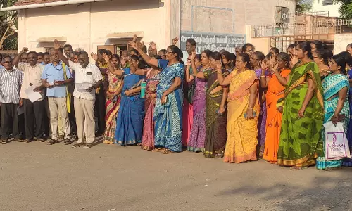 மோகனூரில் அரசு பள்ளி ஆசிரியர்கள் ஆர்ப்பாட்டம்