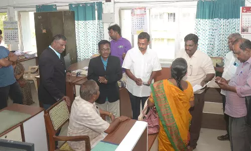 கார்கள்-பொருட்களை ஜப்தி செய்ய அடுத்தடுத்து வந்த கோர்ட்டு ஊழியர்களால் பரபரப்பு