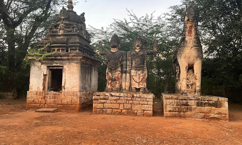 பழங்கால கோவில், குதிரை சிலைகள் கண்டுபிடிப்பு