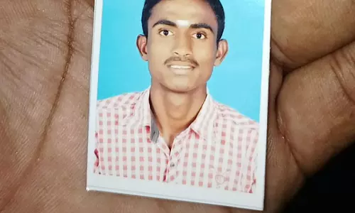 பள்ளிபாளையத்தில் ரெயில் மோதி மாற்றுத்திறனாளி வாலிபர் பலி