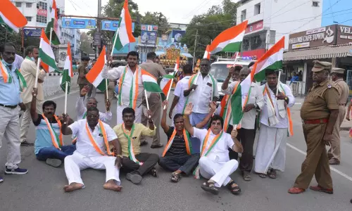 காங்கிரஸ் கட்சியினர் சாலை மறியல்