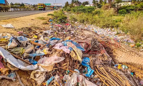 புறவழிச்சாலையோரம் குவிந்து கிடக்கும் கழிவுகள்