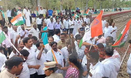 குழித்துறை, இரணியல் ரெயில் நிலையங்களில் காங்கிரசார் மறியல்