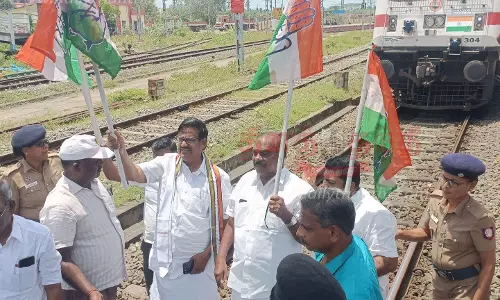கும்பகோணத்தில், கே.எஸ்.அழகிரி தலைமையில் காங்கிரசார் ரெயில் மறியல்