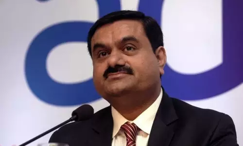 அதானியை கைது செய்யுமாறு மத்திய நிதி மந்திரி அலுவலகம் சென்று மம்தா கட்சி எம்.பி.க்கள் கோரிக்கை அதானியை கைது செய்யுமாறு மத்திய நிதி மந்திரி அலுவலகம் சென்று மம்தா கட்சி எம்.பி.க்கள் கோரிக்கை