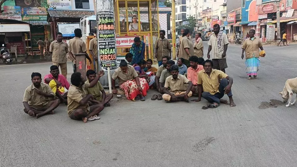 சம்பளம் வழங்காததால் துப்புரவு தொழிலாளர்கள் போராட்டம் சம்பளம் வழங்காததால் துப்புரவு தொழிலாளர்கள் போராட்டம்