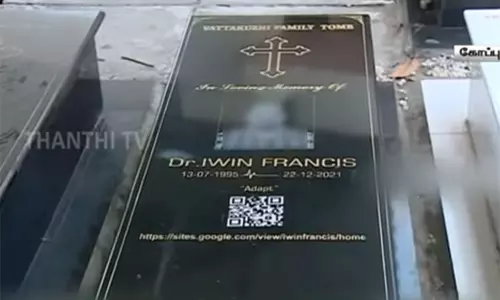 கல்லறையில் க்யூஆர் கோடு: இறந்த மகனின் நினைவுகளுக்கு உயிரூட்டிய பெற்றோர்...!