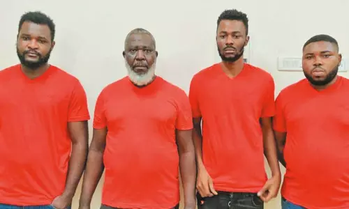 அதிக கமிஷன் தருவதாக ஏமாற்றி சென்னையை சேர்ந்தவரிடம் ரூ.33 லட்சம் மோசடி செய்த நைஜீரியர்கள் கைது அதிக கமிஷன் தருவதாக ஏமாற்றி சென்னையை சேர்ந்தவரிடம் ரூ.33 லட்சம் மோசடி செய்த நைஜீரியர்கள் கைது