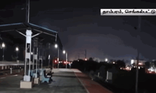 ரெயில் நிலையத்தில் கல்லூரி மாணவருக்கு நடந்த பயங்கரம் - சென்னை அருகே அதிர்ச்சி சம்பவம்
