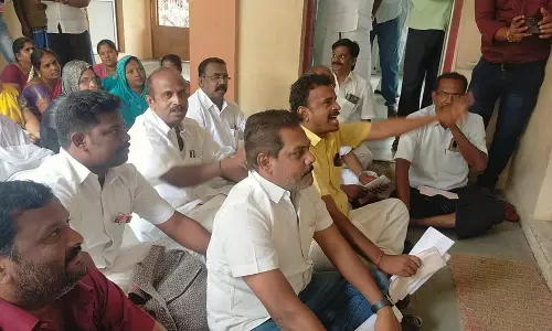 பெரியகுளத்தில்நகராட்சி தலைவரை கண்டித்து அ.தி.மு.க. கவுன்சிலர்கள் வெளிநடப்பு :தி.மு.க., கூட்டணி கட்சியினர் போராட்டத்தில் ஈடுபட்டதால் பரபரப்பு