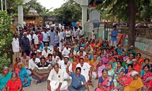 ஒழுங்குமுறை விற்பனை கூடத்தை முற்றுகையிட்ட வியாபாரிகள்