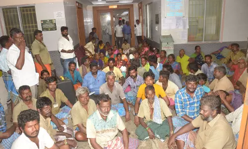 திண்டுக்கல் மாநகராட்சி அலுவலகத்தை தூய்மை பணியாளர்கள் முற்றுகை