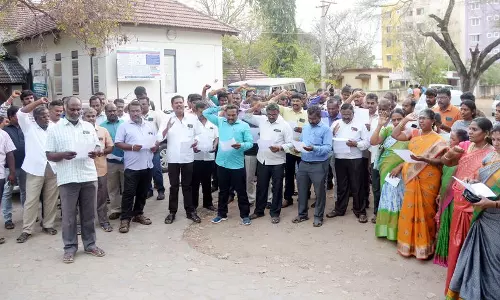 திண்டுக்கல், பழனியில் கிராம நிர்வாக அலுவலர்கள் ஆர்ப்பாட்டம் திண்டுக்கல், பழனியில் கிராம நிர்வாக அலுவலர்கள் ஆர்ப்பாட்டம்