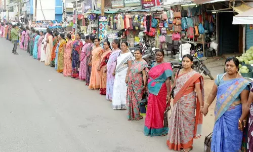 அரசு ஊழியர்கள்-ஆசிரியர்கள் மனித சங்கிலி போராட்டம்