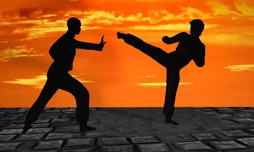 அரசு பள்ளி மாணவர்களுக்கு தற்காப்பு கலை பயிற்சி