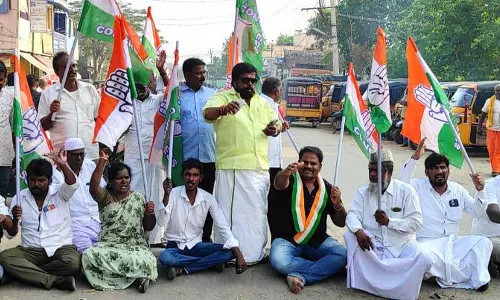 காங்கிரஸ் கட்சியினர் சாலை மறியல்