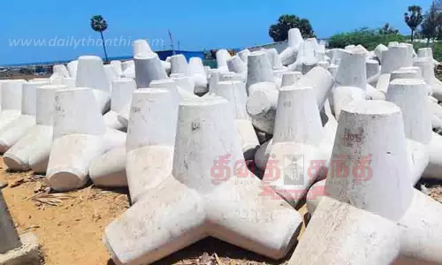 படகுகள் சேதம் அடைவதை தடுக்க மண்டபம் கடலில் ரூ.100 கோடியில் கட்டப்படும் தூண்டில் வளைவுகள்