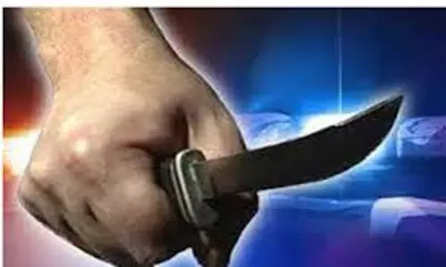 டிரைவருக்கு கத்திக்குத்துதந்தை-மகன் கைது