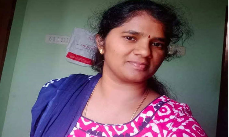 நாமக்கலில் பெண் கிராம அதிகாரி தூக்கில் தொங்கிய நிலையில் சடலமாக மீட்பு; கொலையா, தற்கொலையா?...!