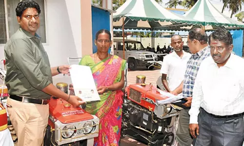 காஞ்சீபுரத்தில் விவசாயிகள் நலன் காக்கும் நாள் கூட்டம் விவசாயிகளுக்கு ரூ.16 லட்சத்தில் வேளாண் கருவிகள்