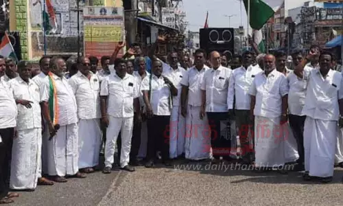 காங்கிரஸ் கட்சியினர் ஆர்ப்பாட்டம்